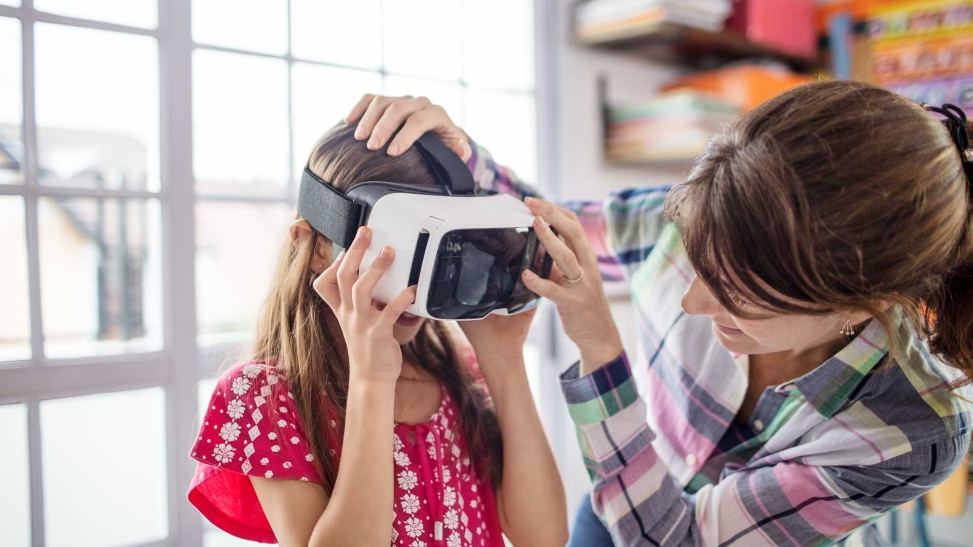 Casque VR sur petite fille 